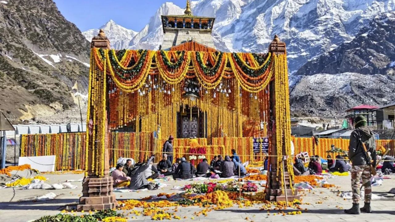 आज इस शुभ मुहूर्त में खुलेंगे Kedarnath Dham के कपाट: 51 क्विंटल फूलों से सजा मंदिर, मोबाइल बैन, यात्रा से पहले जान लें जरूरी बातें