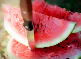 https://food.ndtv.com/health/is-eating-watermelon-at-night-dangerous-we-asked-experts-11419889