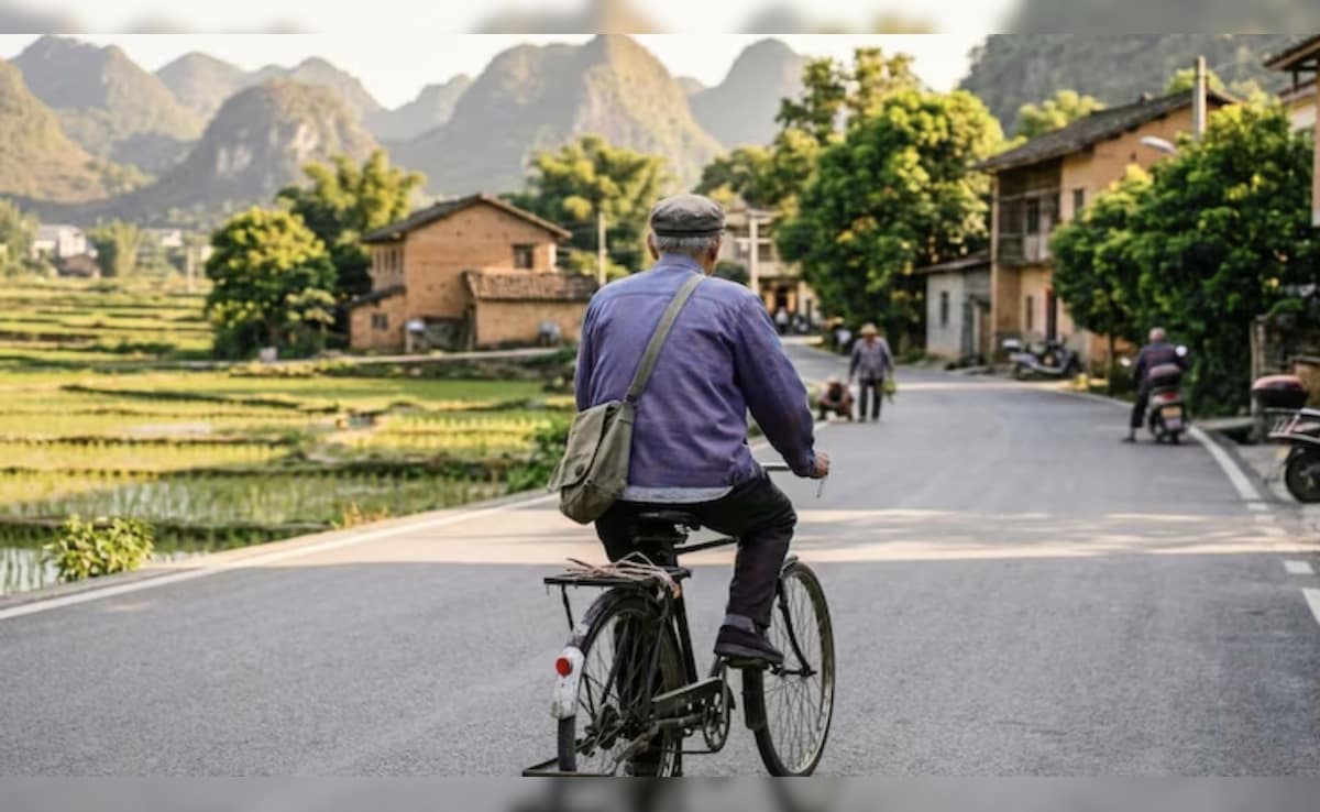 न घर हैं न ठिकाना, बस चलते जाना... पूरा परिवार खोने के बाद रास नहीं आता है अपना घर, 30 साल से साइकिल पर खाक छान रहा यह बुजुर्ग