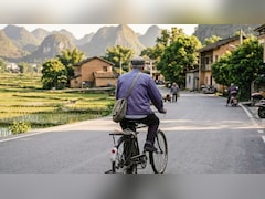 न घर हैं न ठिकाना, बस चलते जाना... पूरा परिवार खोने के बाद रास नहीं आता है अपना घर, 30 साल से साइकिल पर खाक छान रहा यह बुजुर्ग