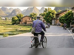 न घर हैं न ठिकाना, बस चलते जाना... पूरा परिवार खोने के बाद रास नहीं आता है अपना घर, 30 साल से साइकिल पर खाक छान रहा यह बुजुर्ग