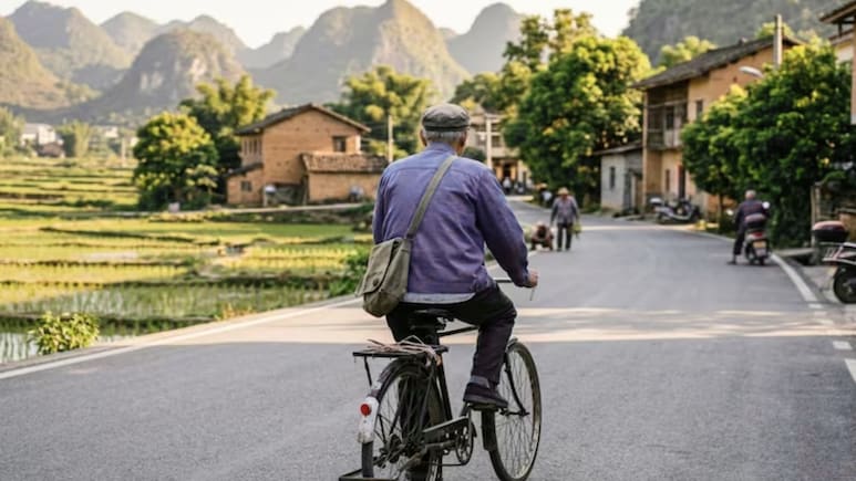 न घर हैं न ठिकाना, बस चलते जाना... पूरा परिवार खोने के बाद रास नहीं आता है अपना घर, 30 साल से साइकिल पर खाक छान रहा यह बुजुर्ग