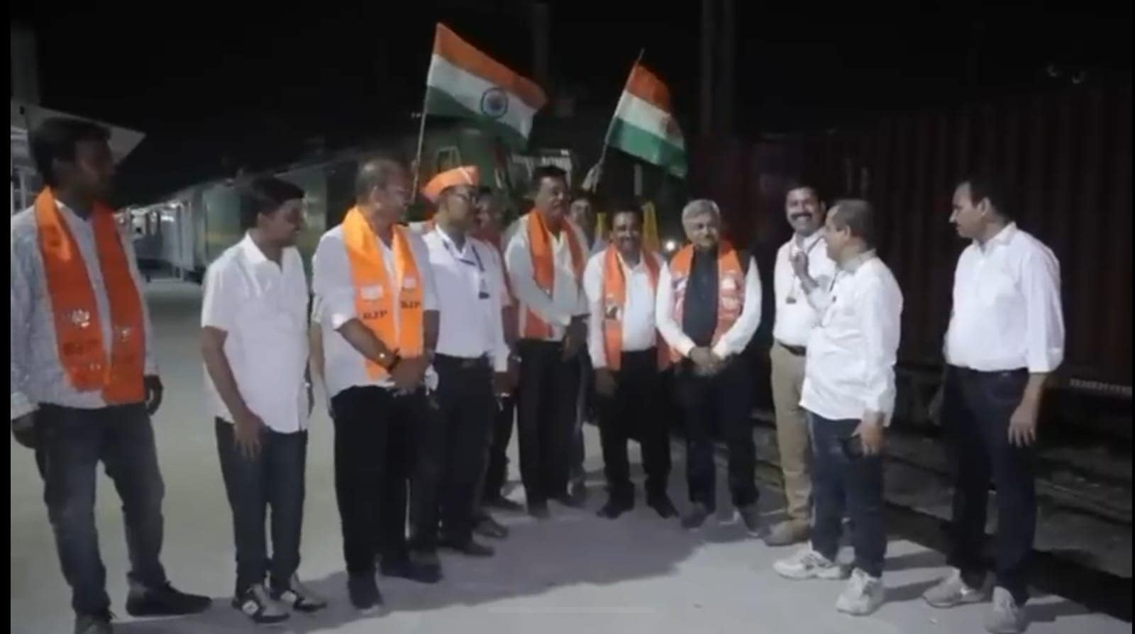 West Bengal Assembly Elections 2026: सूरत से स्पेशल ट्रेन चली