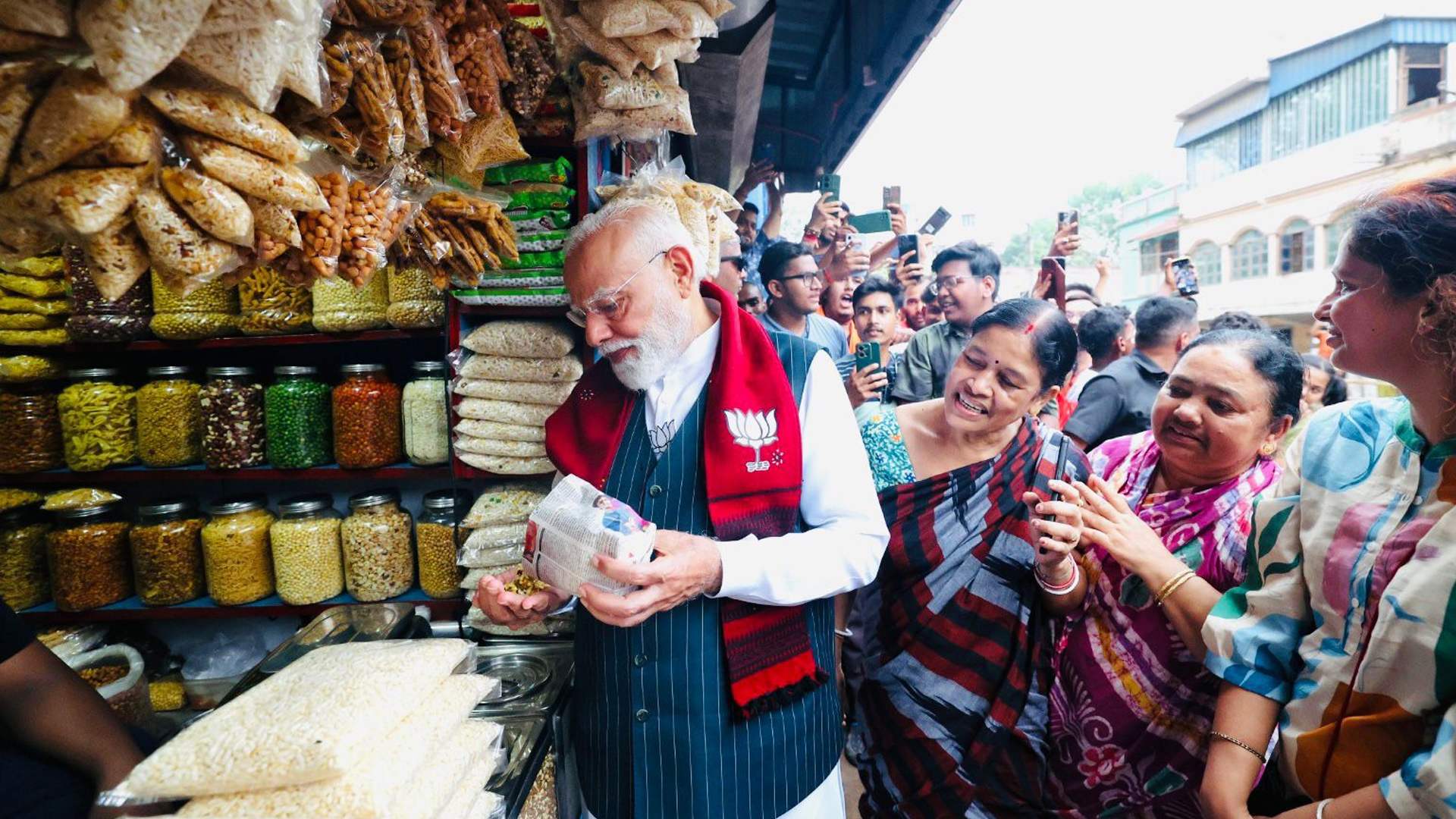 PM Modi's Surprise Street Stop: Jhalmuri Moment Goes Viral in Bengal