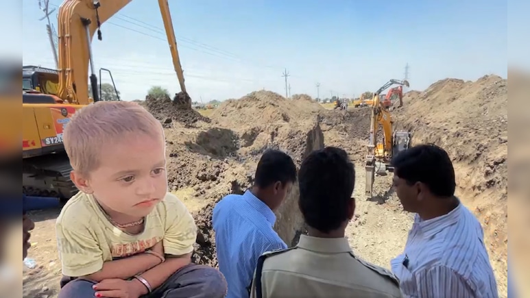 उज्जैन बड़नगर बोरवेल हादसा : 19 घंटे से मासूम को बचाने की जंग जारी, मां-बाप बेहाल; रेस्क्यू में क्या है बाधा