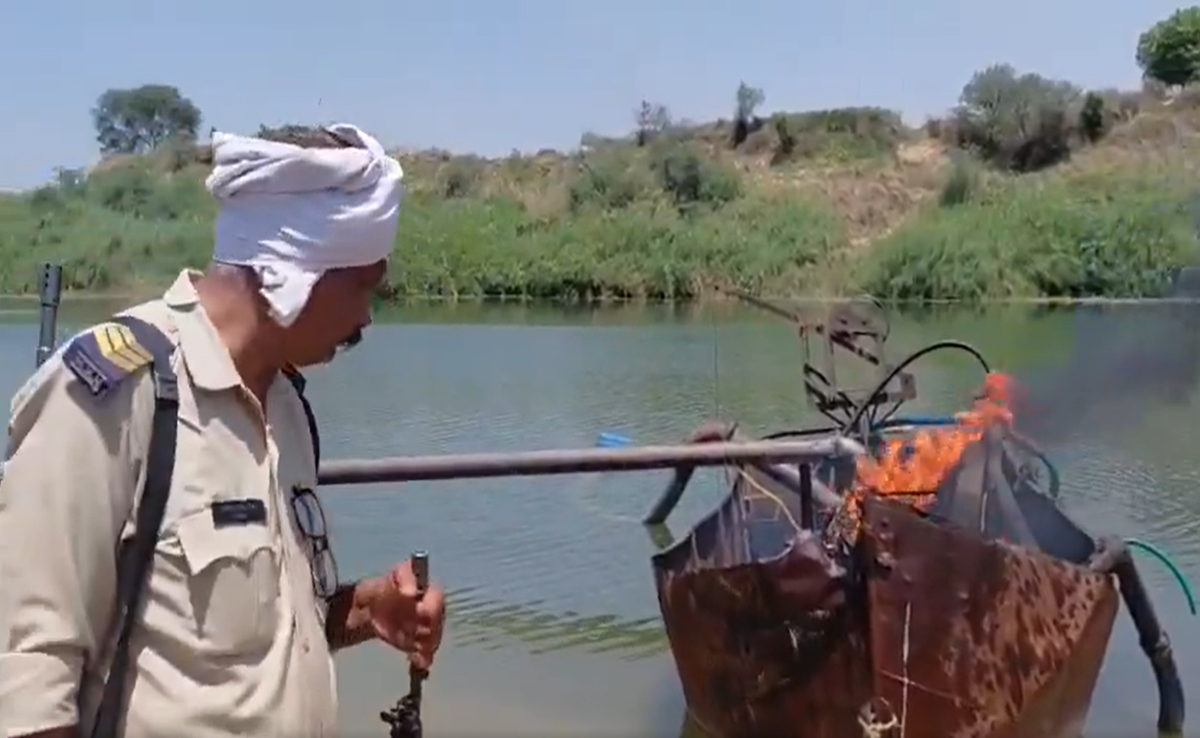 पार्वती नदी में अवैध रेत खनन पर बड़ी कार्रवाई; पनडुब्बी नष्ट, ग्वालियर कलेक्टर रुचिका चौहान की सख्त चेतावनी