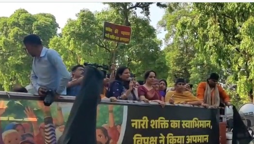 महिला आरक्षण बिल के लिए दिल्ली में महिला सांसदों का प्रदर्शन, हिरासत में ली गईं बांसुरी स्वराज