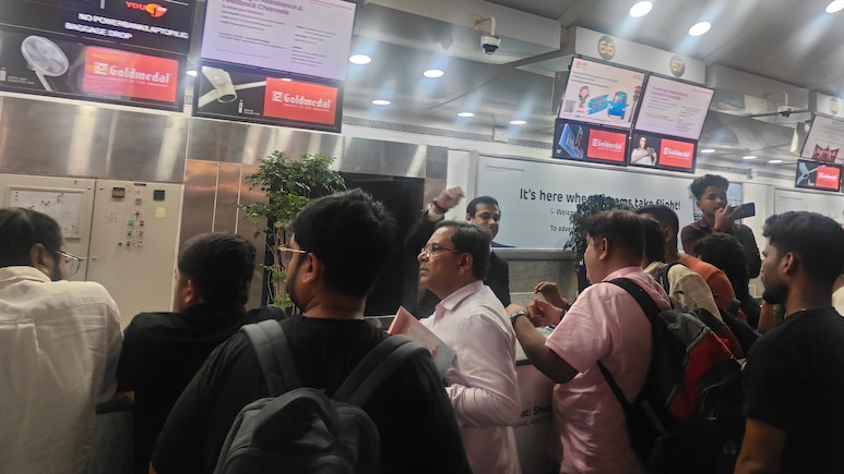 Passengers At Mumbai Airport Raise Anti-SpiceJet Slogans After Multiple Flight Cancellations And Major Delays