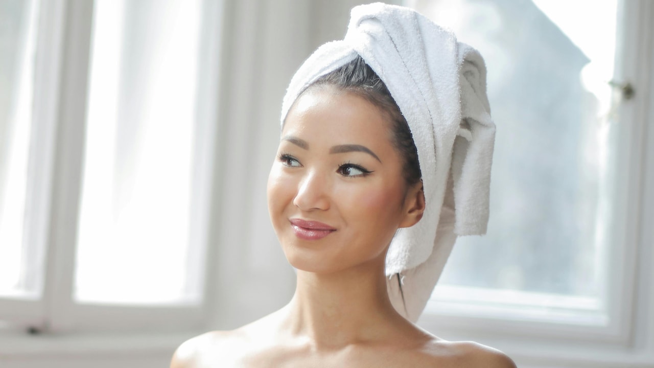 Frizzy Hair After Washing? How Microfibre Hair Towels Help Reduce Breakage And Frizz