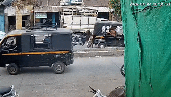 बेकाबू कार ने ऑटो और बाइक को उड़ाया, खौफनाक मंजर CCTV में कैद