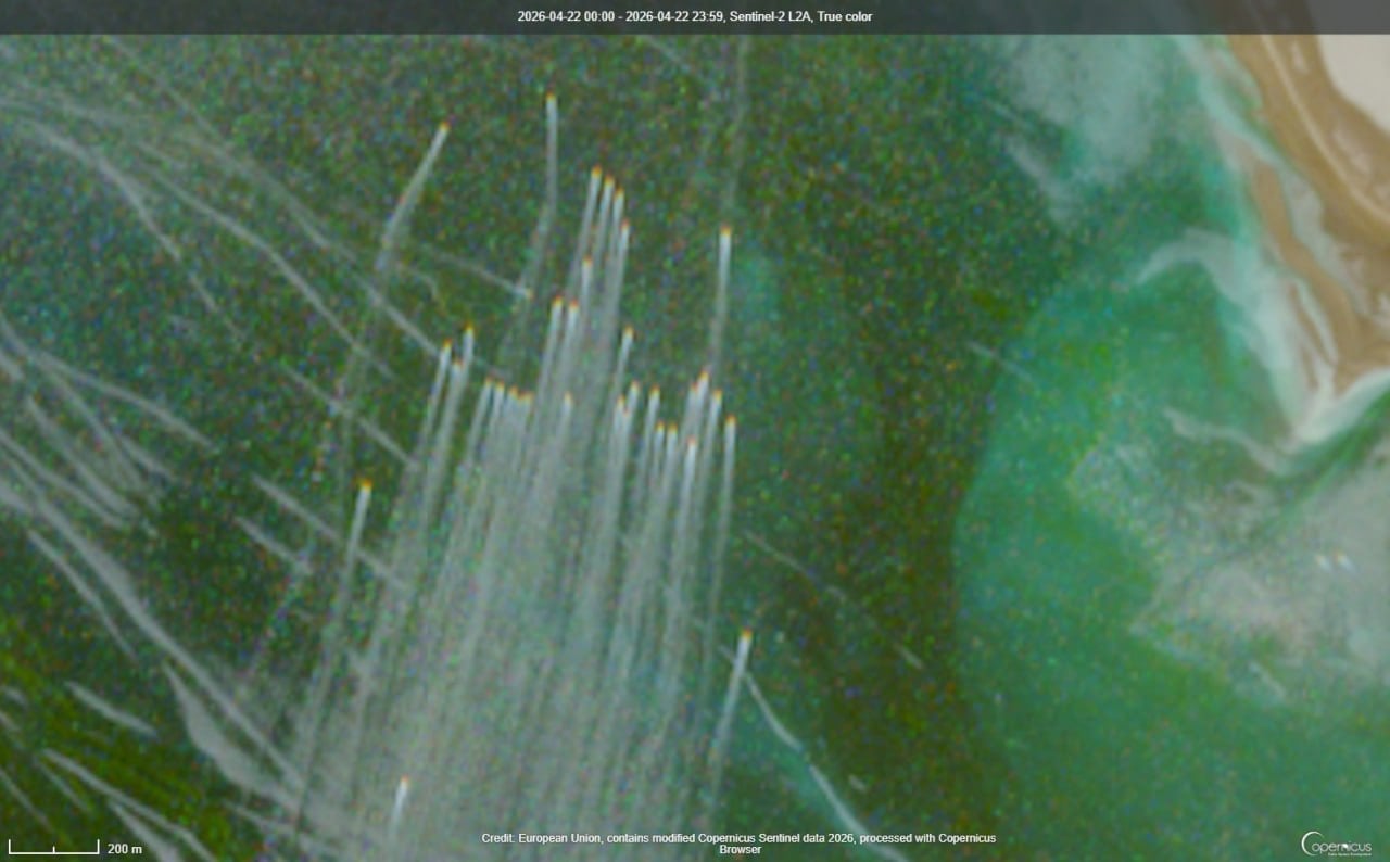 होर्मुज में जहाजों पर हमले के बाद की तस्वीरें आईं सामने, सैटेलाइट इमेज में दिखीं ईरान की फास्ट अटैक बोट्स