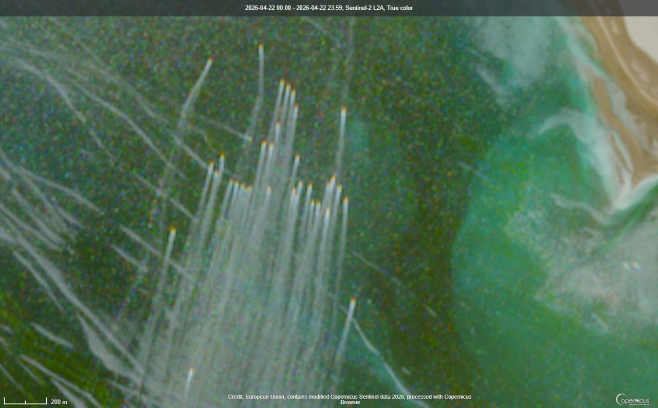 होर्मुज में जहाजों पर हुए हमले की तस्वीर आई सामने, सैटेलाइट इमेज में दिखीं ईरान की फास्ट अटैक बोट्स