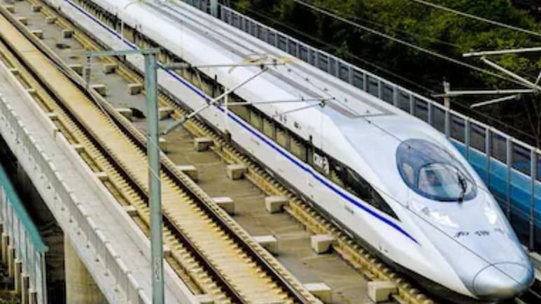 Bullet Train: रेलवे B28 और B35 बुलेट ट्रेनों को लॉन्च करने की बना रहा योजना, जानिए हाई-स्पीड रेल का रूट, स्पीड और खासियतें
