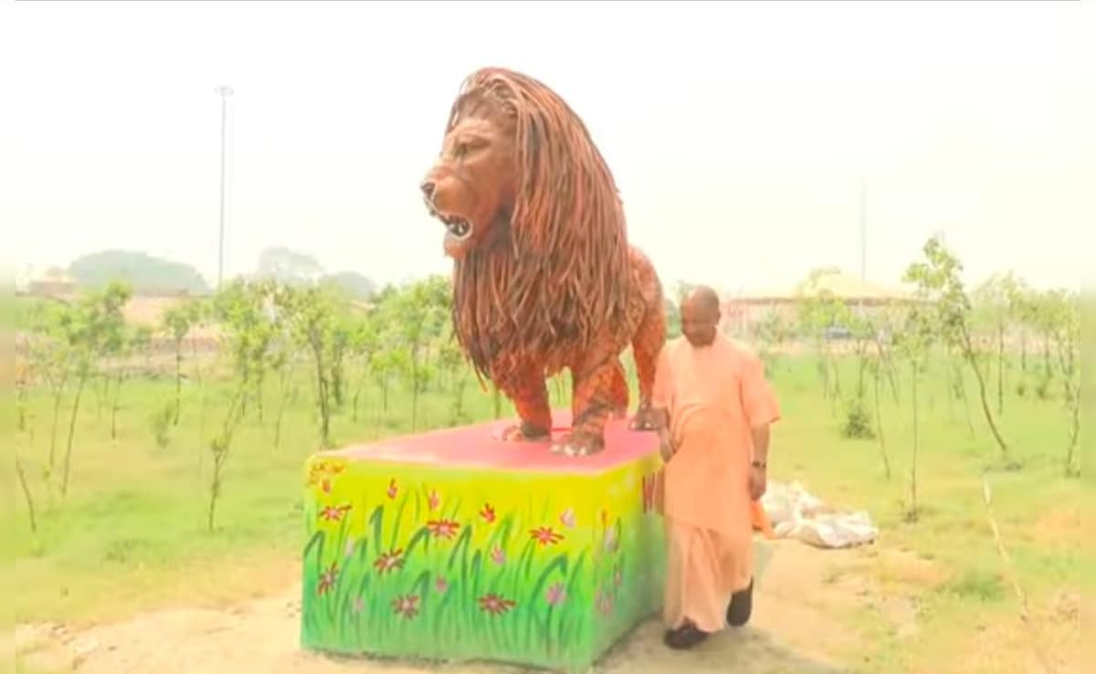 नकली शेर और असली सियासत: अखिलेश ने योगी की फोटो पर कसा तंज, बोले- 'देखना है तो इटावा सफारी जाइए'