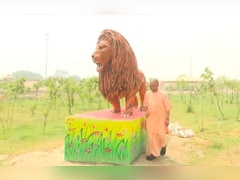 नकली शेर और असली सियासत: अखिलेश ने योगी की फोटो पर कसा तंज, बोले- 'देखना है तो इटावा सफारी जाइए'