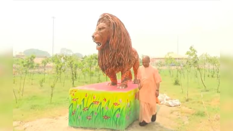 नकली शेर और असली सियासत: अखिलेश ने योगी की फोटो पर कसा तंज, बोले- 'देखना है तो इटावा सफारी जाइए'