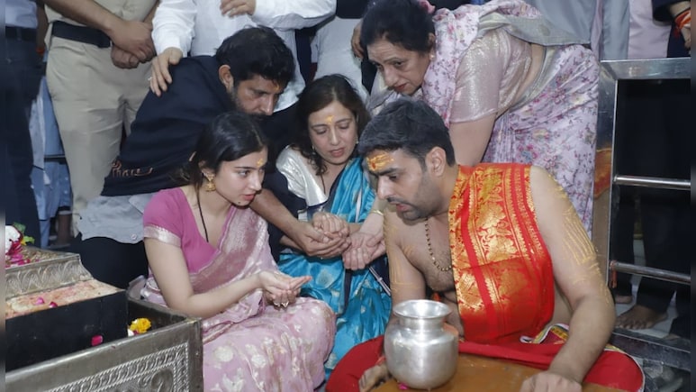 धुरंधर की अभिनेत्री सारा अर्जुन पहुंची महाकाल, माता-पिता के साथ भस्म आरती देख किया जलाभिषेक; देखें फोटो-Video