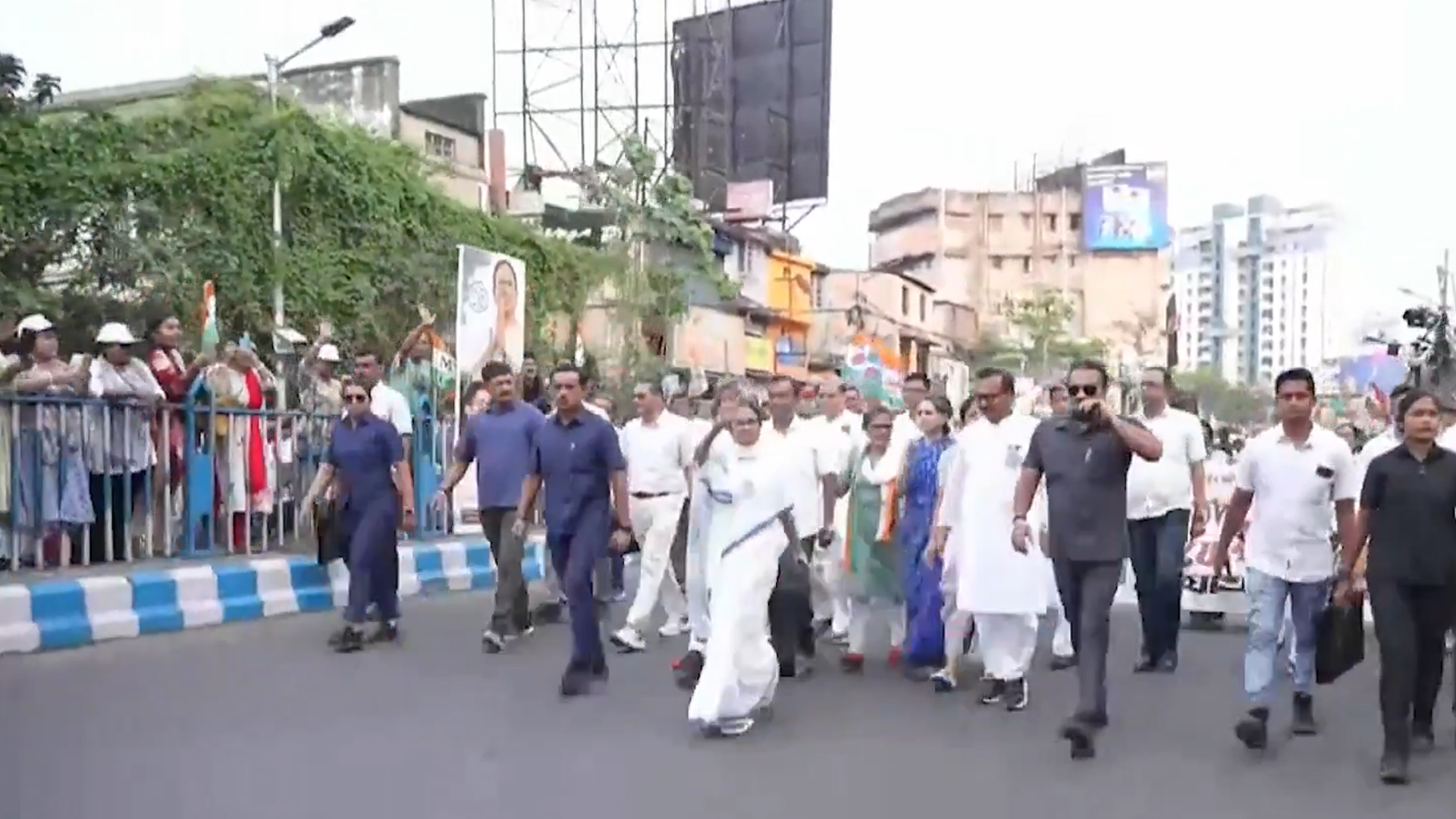 Mamata Banerjee's Mega Roadshow in Kolkata | "200 Seats Target" vs BJP's Final Push