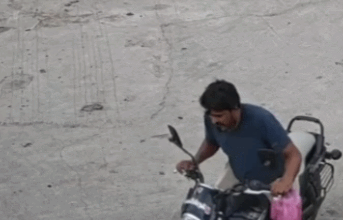 चलती बाइक पर आया हार्ट अटैक, सड़क पर गिरते ही युवक की मौत, घटना CCTV में कैद