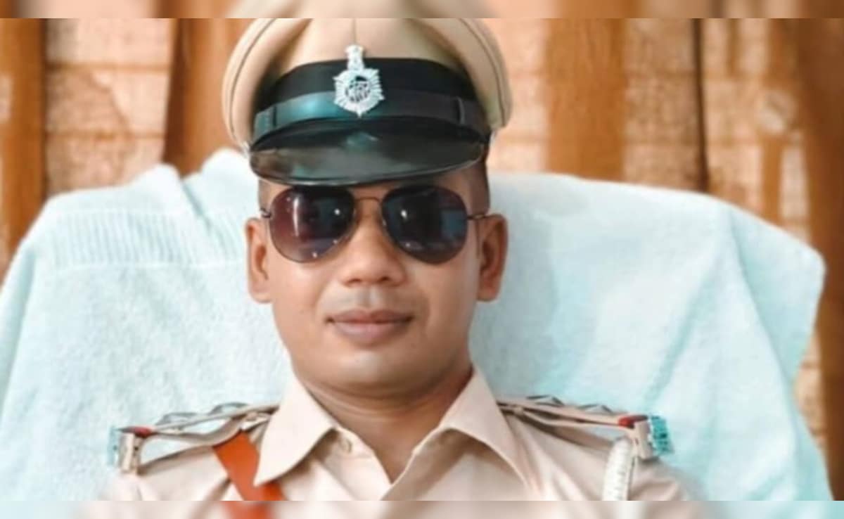 दलाल से रिश्वत ले रहा था पुलिस अधिकारी, पास में खड़े शख्स ने कैमरे में कैद कर ली काली करतूत, वीडियो वायरल