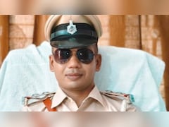 दलाल से रिश्वत ले रहा था पुलिस अधिकारी, पास में खड़े शख्स ने कैमरे में कैद कर ली काली करतूत, वीडियो वायरल