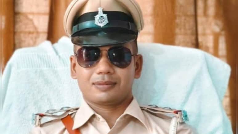 दलाल से रिश्वत ले रहा था पुलिस अधिकारी, पास में खड़े शख्स ने कैमरे में कैद कर ली काली करतूत, वीडियो वायरल