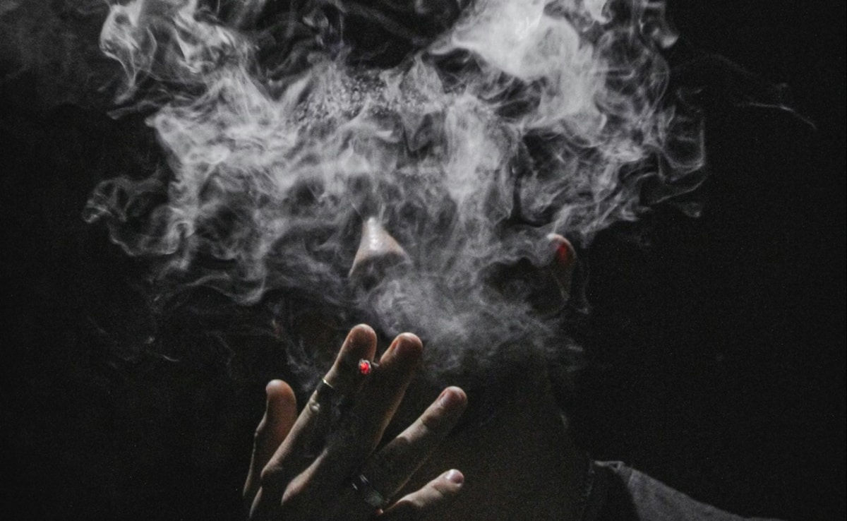 17 साल से कम उम्र वालों के लिए सिगरेट हमेशा के लिए बैन, UK बना रहा स्मोग-फ्री जनरेशन, जानें भारत में क्या हैं नियम