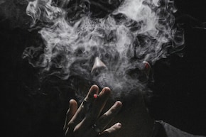 17 साल से कम उम्र वालों के लिए सिगरेट हमेशा के लिए बैन, UK बना रहा स्मोग-फ्री जनरेशन, जानें भारत में क्या हैं नियम