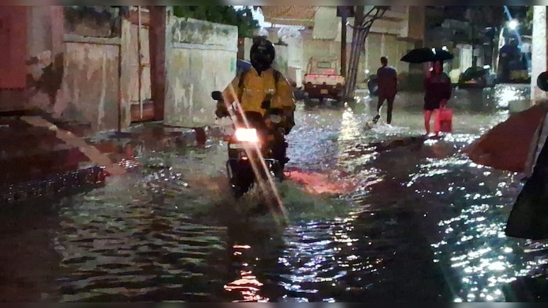 Weather Alert: राजस्&zwj;थान में जोरदार बार&zwj;िश के साथ ओलावृष्&zwj;ट&zwj;ि, जानें अगले 4 द&zwj;िन कैसा रहेगा आपके ज&zwj;िले का मौसम &nbsp;