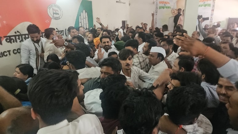 Rajasthan: कांग्रेस की बैठक में धारीवाल- गुंजल समर्थकों के बीच चले लात-घूंसे, जिला अध्यक्ष बोलीं- यह चंबल का पानी है