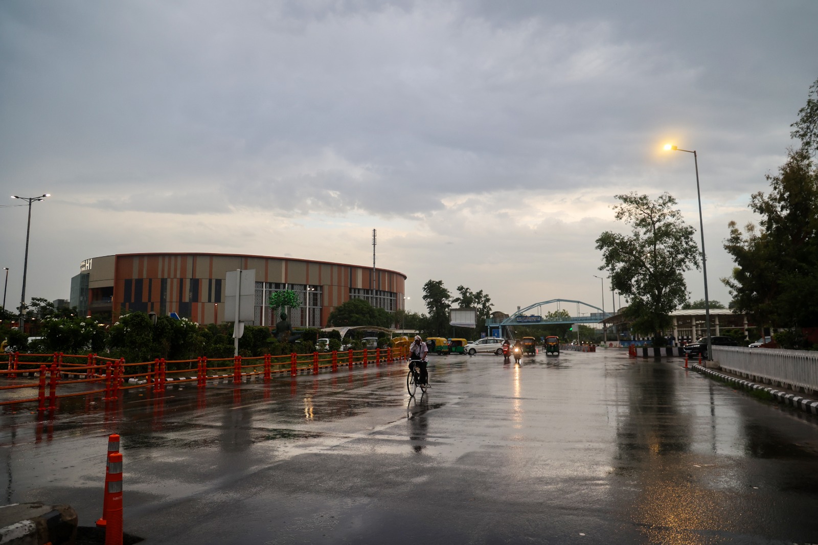 मौसम पलटेगा, फिर आएगी बारिश, 10 राज्यों में बारिश का अलर्ट, दिल्ली एनसीआर में पसीने छुड़ाने वाली गर्मी