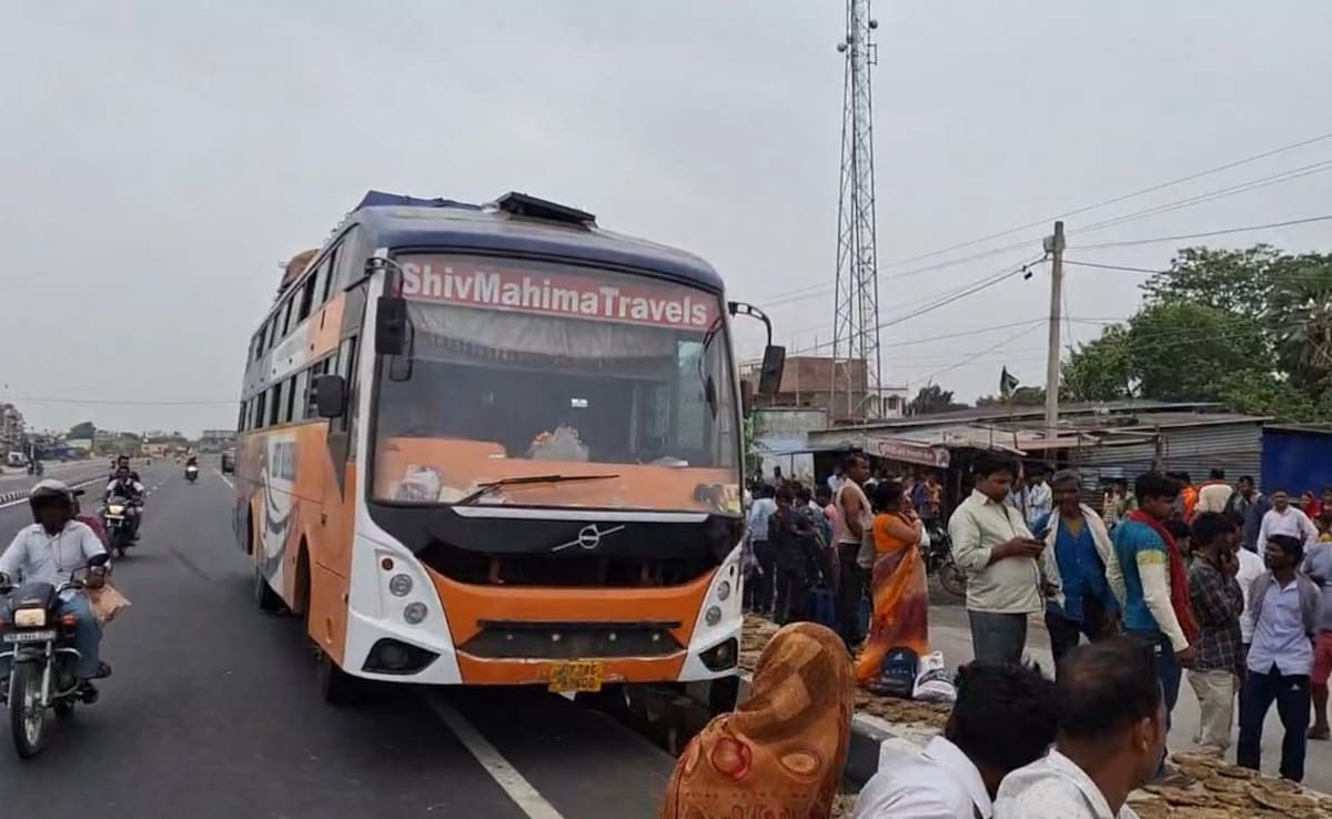 गोपालगंज में करीब 60 लोगों से भरी बस में लगी आग, मची चीख-पुकार; जान बचाने को खिड़कियां तोड़ कूदे यात्री