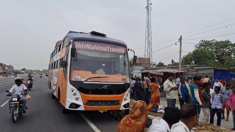 गोपालगंज में करीब 60 लोगों से भरी बस में लगी आग, मची चीख-पुकार; जान बचाने को खिड़कियां तोड़ कूदे यात्री