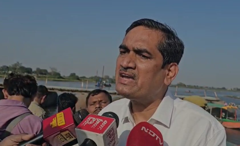 हादसे में बारे में जानकारी देते मथुरा डीएम चंद प्रकाश सिंह. हादसे में बारे में जानकारी देते मथुरा डीएम चंद प्रकाश सिंह.