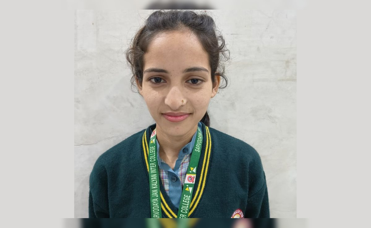 पापा खाना बनाते थे और मैं पढ़ती थी... बिना मां के बेटी ने यूपी बोर्ड में किया टॉप, बताई पूरी कहानी