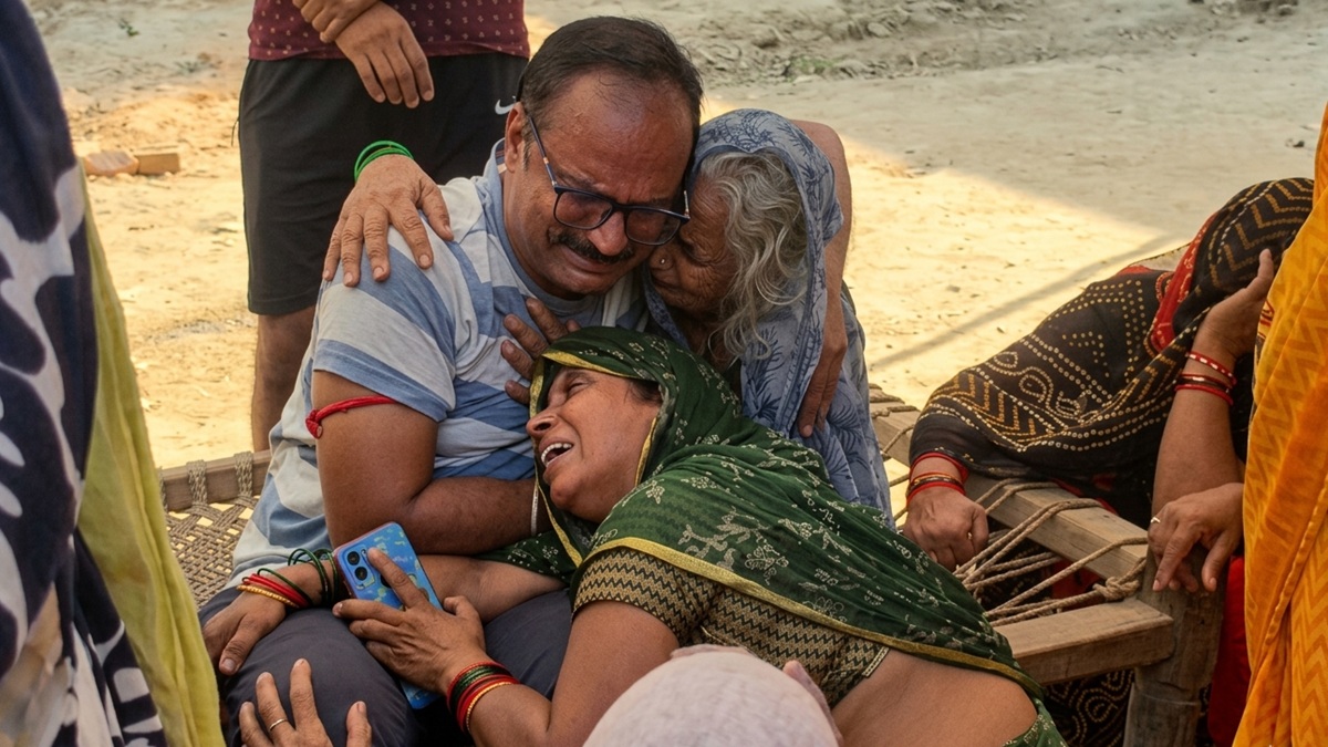 मिर्जापुर एक्&zwj;सीडेंट: श्मशान घाट पर पथराई सबकी आंखें, जब एक साथ उठीं 6 अर्थियां; कोई नहीं रोक सका आंसू