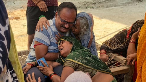 मिर्जापुर एक्&zwj;सीडेंट: श्मशान घाट पर पथराई सबकी आंखें, जब एक साथ उठीं 6 अर्थियां; कोई नहीं रोक सका आंसू