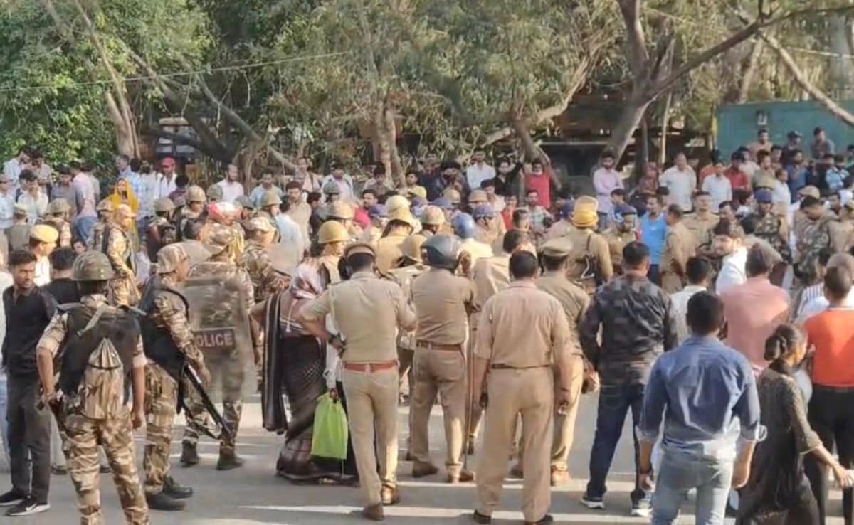 Noida Workers Protest: सैलरी बढ़ाने की मांग को लेकर सड़कों पर उतरे हजारों मजदूर, किया सड़क जाम