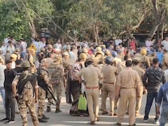 Noida Workers Protest: सैलरी बढ़ाने की मांग को लेकर सड़कों पर उतरे हजारों मजदूर, किया सड़क जाम