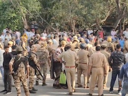 Noida Workers Protest: सैलरी बढ़ाने की मांग को लेकर सड़कों पर उतरे हजारों मजदूर, किया सड़क जाम