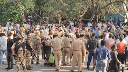 Noida Workers Protest: सैलरी बढ़ाने की मांग को लेकर सड़कों पर उतरे हजारों मजदूर, किया सड़क जाम