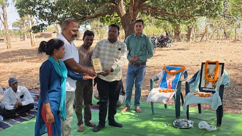 इमली के पेड़ तले बाबा साहब को नमन; बैगा समाज ने सादगी में मनाई अंबेडकर जयंती