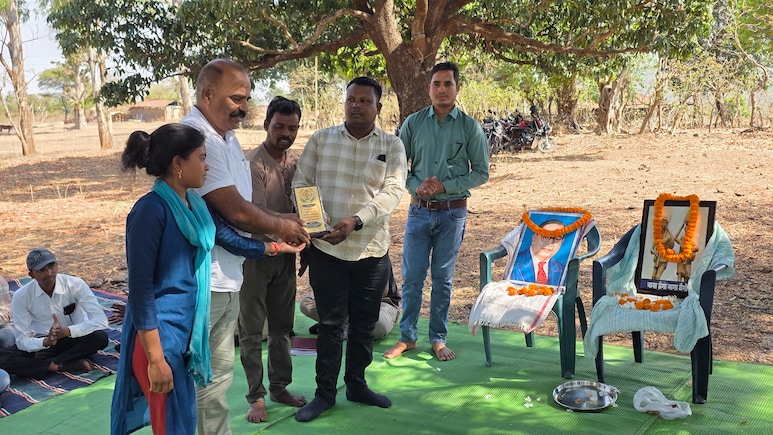 इमली के पेड़ तले बाबा साहब को नमन; बैगा समाज ने सादगी में मनाई अंबेडकर जयंती
