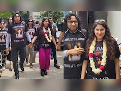 तलाक लेकर ढोल-नगाड़ों के साथ मायके पहुंची बेटी, रिटायर्ड जज पिता ने बांटे लड्डू और किया डांस