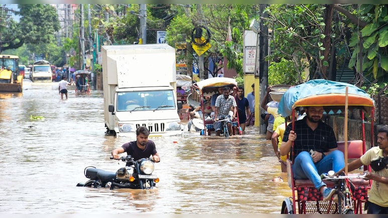 Guwahati &nbsp;Weather: गुवाहाटी में झमाझम बारिश, कई न&zwj;िचले इलाके डूबे; आंधी तूफान की भव&zwj;िष्&zwj;यवाणी&nbsp;