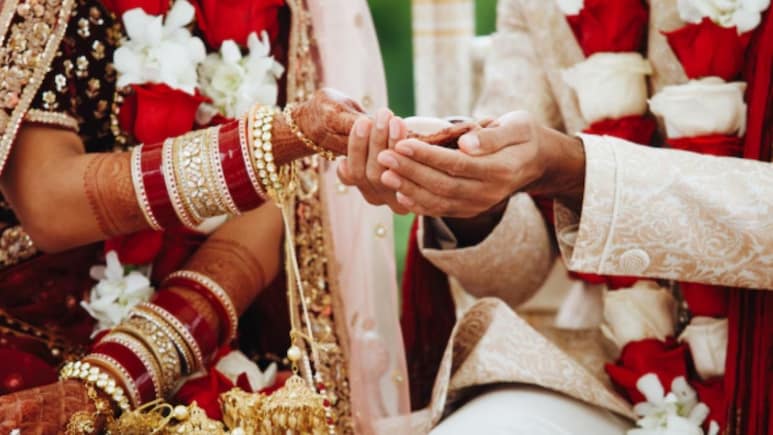 यूपी में शादी के लिए सरकार देती है 1 लाख की मदद, जानिए किसको मिलेगा फायदा और कैसे करें मुख्यमंत्री सामूहिक विवाह योजना में रजिस्टर