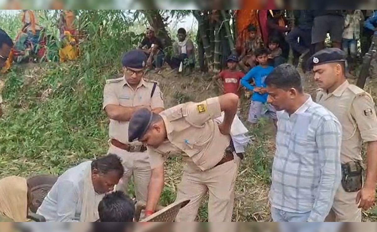 घटनास्थल पर मौजूद पुलिस घटनास्थल पर मौजूद पुलिस