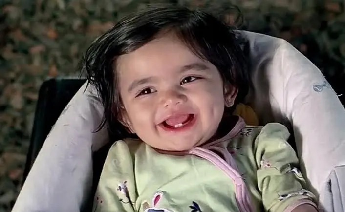 हे बेबी में 17 महीने की थी ये बच्ची, अब 22 साल की ग्लैमरस क्यूट डिंपल गर्ल, 18 साल बाद देख फैंस को हुई खुशी