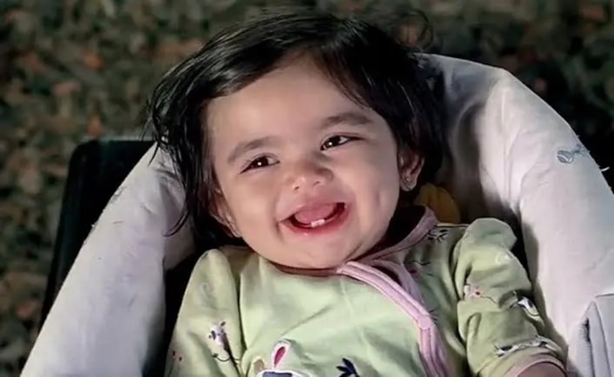 हे बेबी में 17 महीने की थी ये बच्ची, अब 22 साल की ग्लैमरस क्यूट डिंपल गर्ल, 18 साल बाद देख फैंस को हुई खुशी