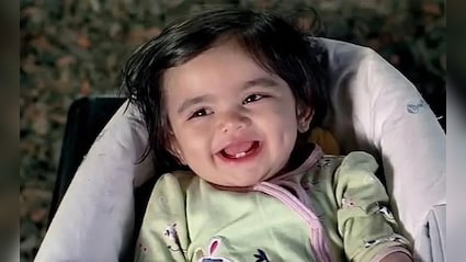 हे बेबी में 17 महीने की थी ये बच्ची, अब 22 साल की ग्लैमरस क्यूट डिंपल गर्ल, 18 साल बाद देख फैंस को हुई खुशी